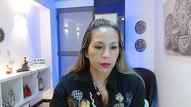 Snapshot of DianaPearls chatting on June 2026 10:28:01 AM DianaPearls online show from June 2026 10:28:01 AM