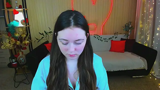 AlluringLookk online show from April 2026 06:32:02 PM