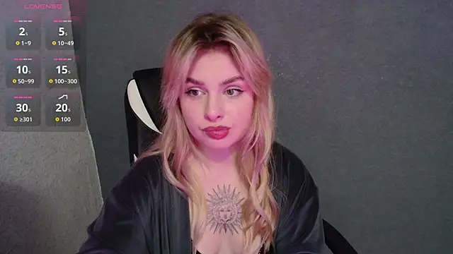 Snapshot of AngelicaHollywood chatting on October 2025 08:18:01 PM AngelicaHollywood online show from October 2025 08:18:01 PM