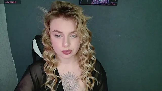 Snapshot of AngelicaHollywood chatting on October 2025 08:15:02 PM AngelicaHollywood online show from October 2025 08:15:02 PM