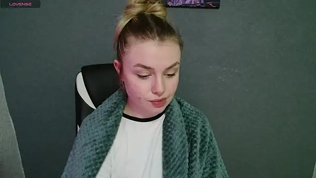 Snapshot of AngelicaHollywood chatting on November 2025 10:20:02 PM AngelicaHollywood online show from November 2025 10:20:02 PM