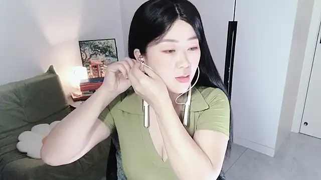 Emmaq996 online show from October 2025 02:12:02 AM