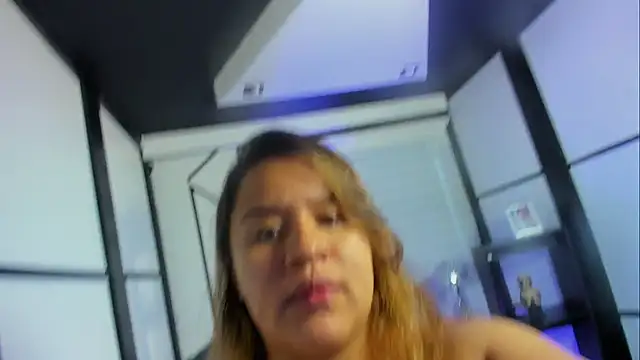 ElaBourn  online show from October 2025 02:08:01 PM