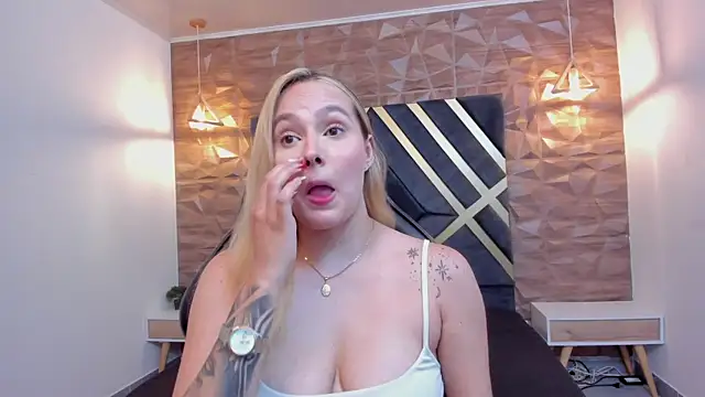 Emmaa white  online show from December 2025 06:03:01 PM