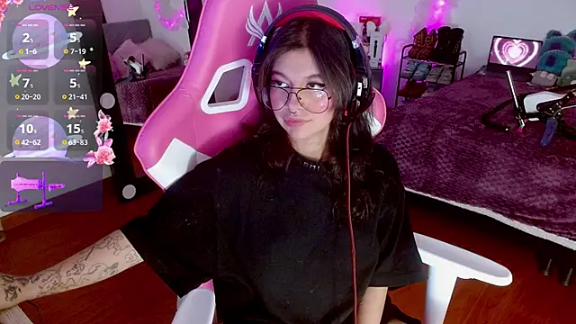 larah uwu online show from September 2025 08:24:01 PM