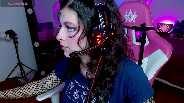 larah uwu online show from October 2025 07:25:01 PM