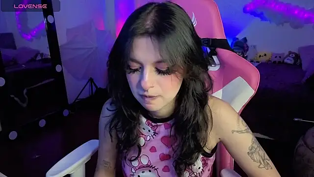 larah uwu online show from November 2025 07:35:02 PM