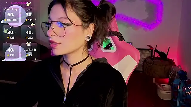 larah uwu online show from March 2026 08:56:01 PM