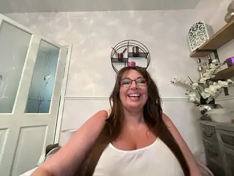 Snapshot of BuxomKitty_BBW chatting on May 2026 02:13:02 PM BuxomKitty BBW online show from May 2026 02:13:02 PM