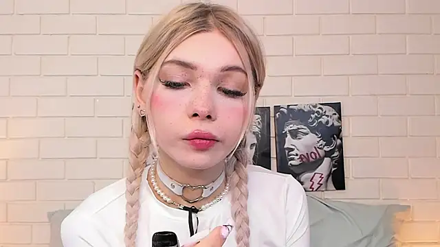 Blondy Fina online show from October 2025 04:26:01 AM