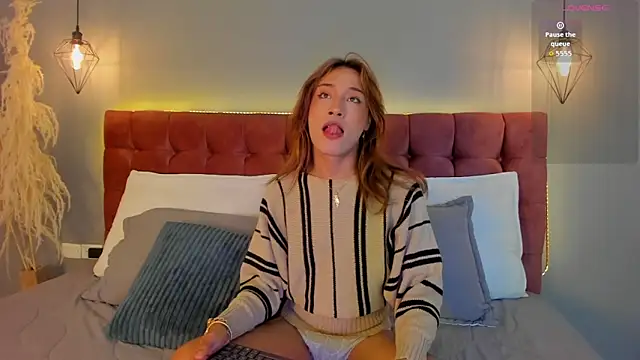 victoria decapri online show from October 2025 09:12:02 PM