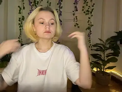 Snapshot of MoonIvy_ chatting on July 2026 07:31:01 PM MoonIvy online show from July 2026 07:31:01 PM