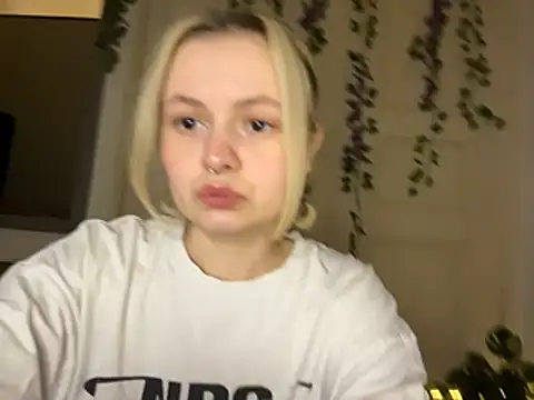 Snapshot of MoonIvy_ chatting on July 2026 07:27:02 PM MoonIvy online show from July 2026 07:27:02 PM