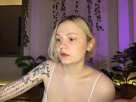 Snapshot of MoonIvy_ chatting on August 2026 08:11:02 PM MoonIvy online show from August 2026 08:11:02 PM