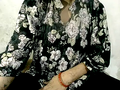 Snapshot of RIYA_SOOD chatting on October 2025 04:08:01 PM RIYA SOOD online show from October 2025 04:08:01 PM