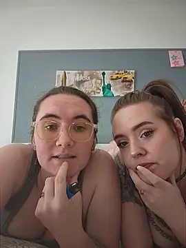 AndHerXO online show from August 2026 04:06:01 PM