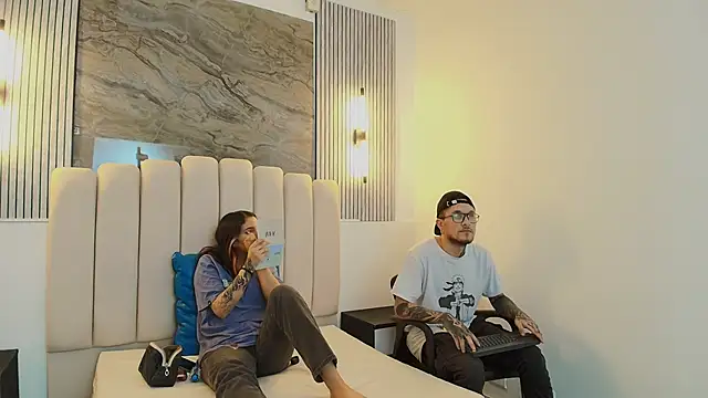 Snapshot of RavenandCody chatting on October 2025 03:47:01 AM RavenandCody online show from October 2025 03:47:01 AM