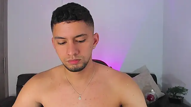 Snapshot of Ronnie_Miller1 chatting on September 2025 12:05:02 PM Ronnie Miller1 online show from September 2025 12:05:02 PM