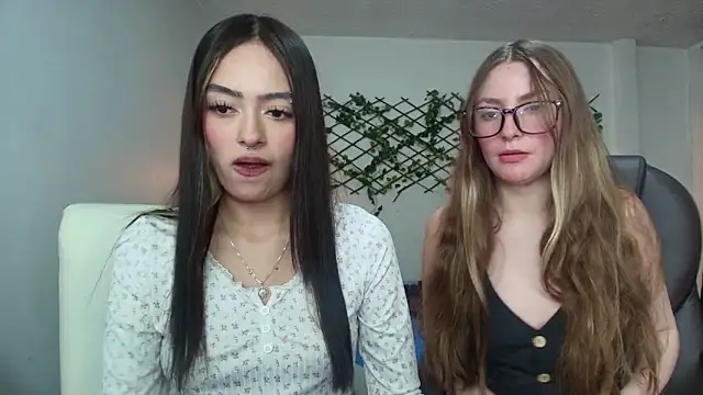 velvet  moon online show from April 2026 01:05:02 AM