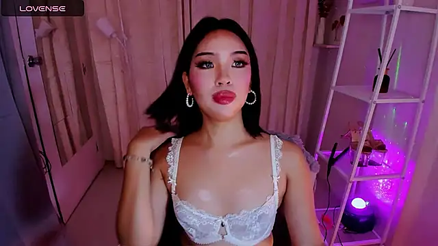 MS LUNA online show from November 2025 08:31:01 PM