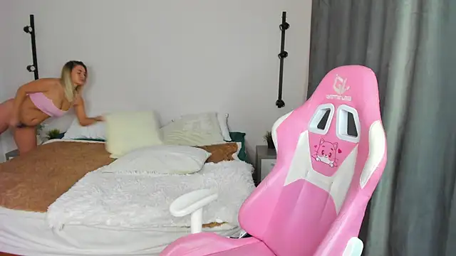 Snapshot of Marie_Ellie chatting on October 2025 02:01:02 AM Marie Ellie online show from October 2025 02:01:02 AM