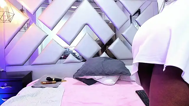 Lorenn Hill online show from September 2025 01:04:01 PM