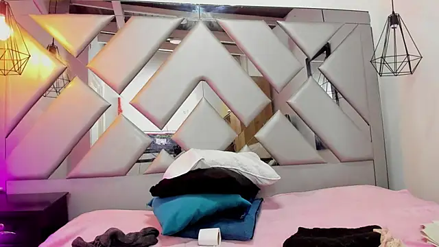 Lorenn Hill online show from October 2025 05:20:02 PM