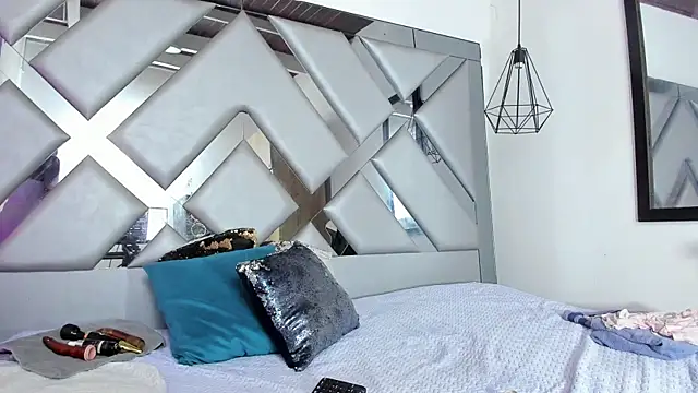 Lorenn Hill online show from November 2025 01:00:02 PM