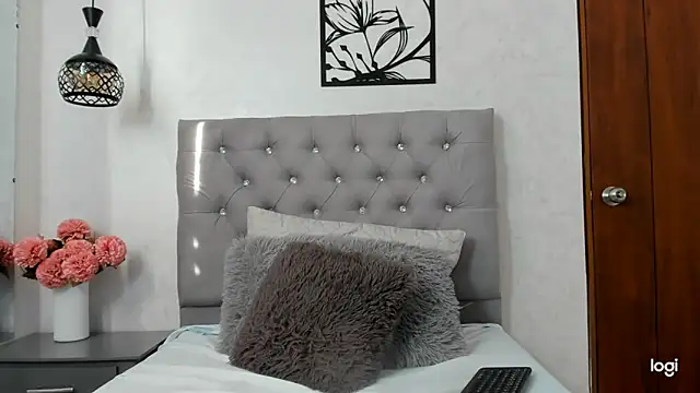 Snapshot of Emiily_cooper_x chatting on October 2025 01:29:02 PM Emiily cooper x online show from October 2025 01:29:02 PM