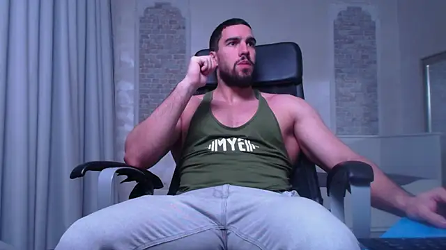 Snapshot of IvanHydee chatting on October 2025 04:32:01 AM IvanHydee online show from October 2025 04:32:01 AM