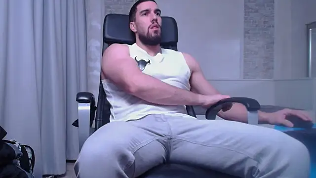 Snapshot of IvanHydee chatting on October 2025 04:55:02 AM IvanHydee online show from October 2025 04:55:02 AM