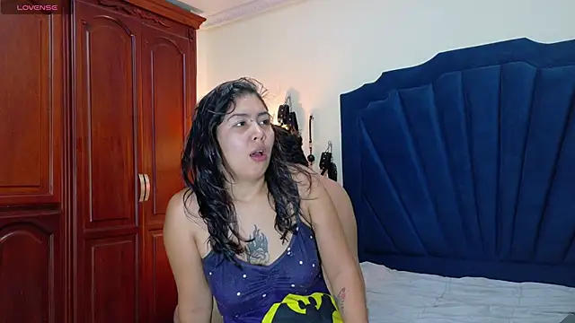 Snapshot of RoxyandAron2 chatting on May 2026 12:11:02 PM RoxyandAron2 online show from May 2026 12:11:02 PM