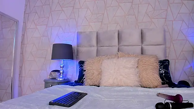 Emely florence  online show from November 2025 07:05:02 PM