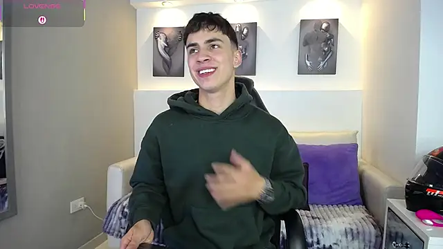 Snapshot of AdrianRinaldi chatting on October 2025 08:29:01 PM AdrianRinaldi online show from October 2025 08:29:01 PM