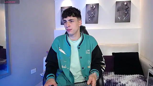 Snapshot of AdrianRinaldi chatting on October 2025 08:28:01 PM AdrianRinaldi online show from October 2025 08:28:01 PM