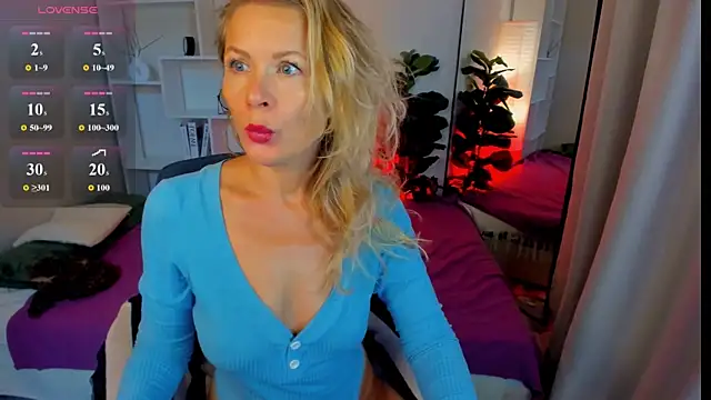 Julia Giulia online show from June 2026 06:23:01 PM