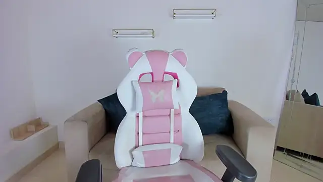 april smiith online show from October 2025 12:13:02 PM