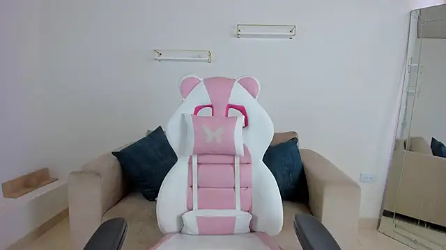 april smiith online show from November 2025 12:04:01 PM