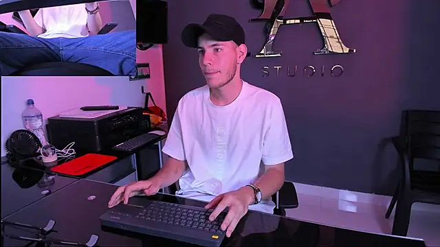 Snapshot of lara_and_danny chatting on September 2025 04:41:02 PM lara and danny online show from September 2025 04:41:02 PM