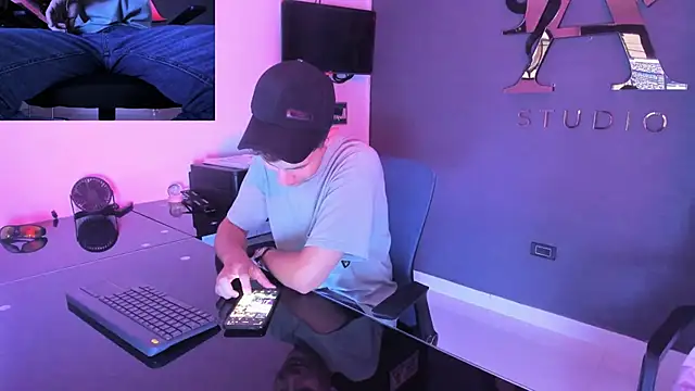 Snapshot of lara_and_danny chatting on September 2025 06:56:02 PM lara and danny online show from September 2025 06:56:02 PM