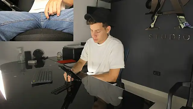 Snapshot of lara_and_danny chatting on September 2025 03:17:02 PM lara and danny online show from September 2025 03:17:02 PM