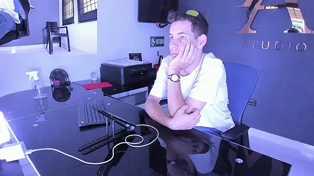 Snapshot of lara_and_danny chatting on September 2025 04:34:02 PM lara and danny online show from September 2025 04:34:02 PM