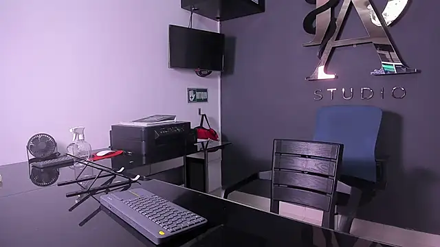 Snapshot of lara_and_danny chatting on September 2025 01:27:01 PM lara and danny online show from September 2025 01:27:01 PM