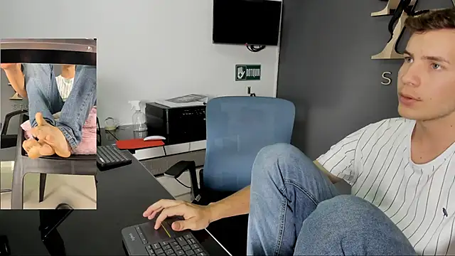 Snapshot of lara_and_danny chatting on October 2025 07:20:02 PM lara and danny online show from October 2025 07:20:02 PM