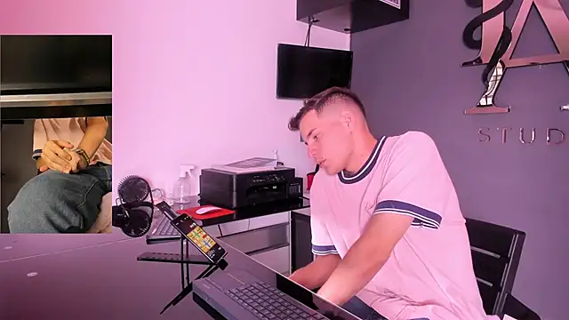 Snapshot of lara_and_danny chatting on October 2025 06:26:01 PM lara and danny online show from October 2025 06:26:01 PM