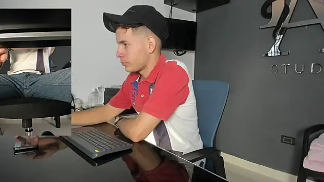 Snapshot of lara_and_danny chatting on October 2025 06:38:02 PM lara and danny online show from October 2025 06:38:02 PM