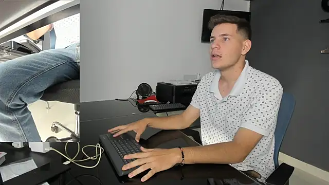 Snapshot of lara_and_danny chatting on October 2025 02:48:01 PM lara and danny online show from October 2025 02:48:01 PM