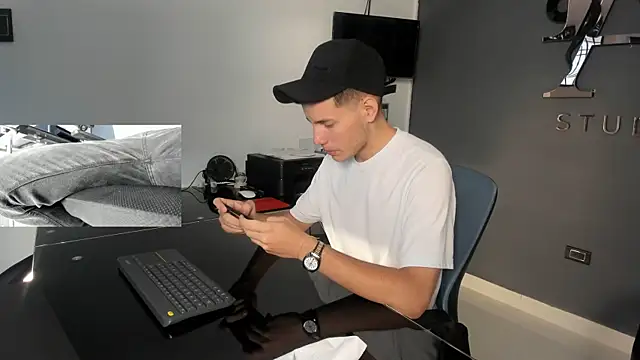 Snapshot of lara_and_danny chatting on October 2025 06:49:02 PM lara and danny online show from October 2025 06:49:02 PM