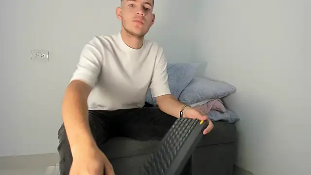 Snapshot of lara_and_danny chatting on October 2025 02:38:01 PM lara and danny online show from October 2025 02:38:01 PM