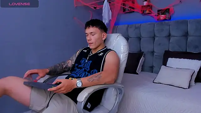 Thomas moon online show from October 2025 07:36:02 PM